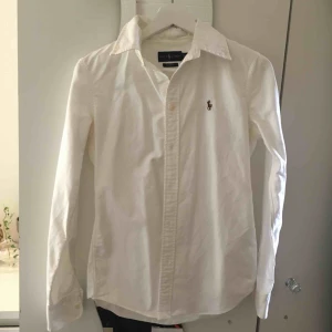  - En äkta Ralph lauren skjorta vit. Fläckfri och figursydd. 