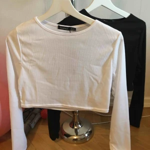  - Säljer två fina croppade toppar ifrån boohoo, väldigt små i storleken så passar mer en XS-S🌸 100kr för båda, en svart och en vit🤩 Helt nya med taggen kvar!