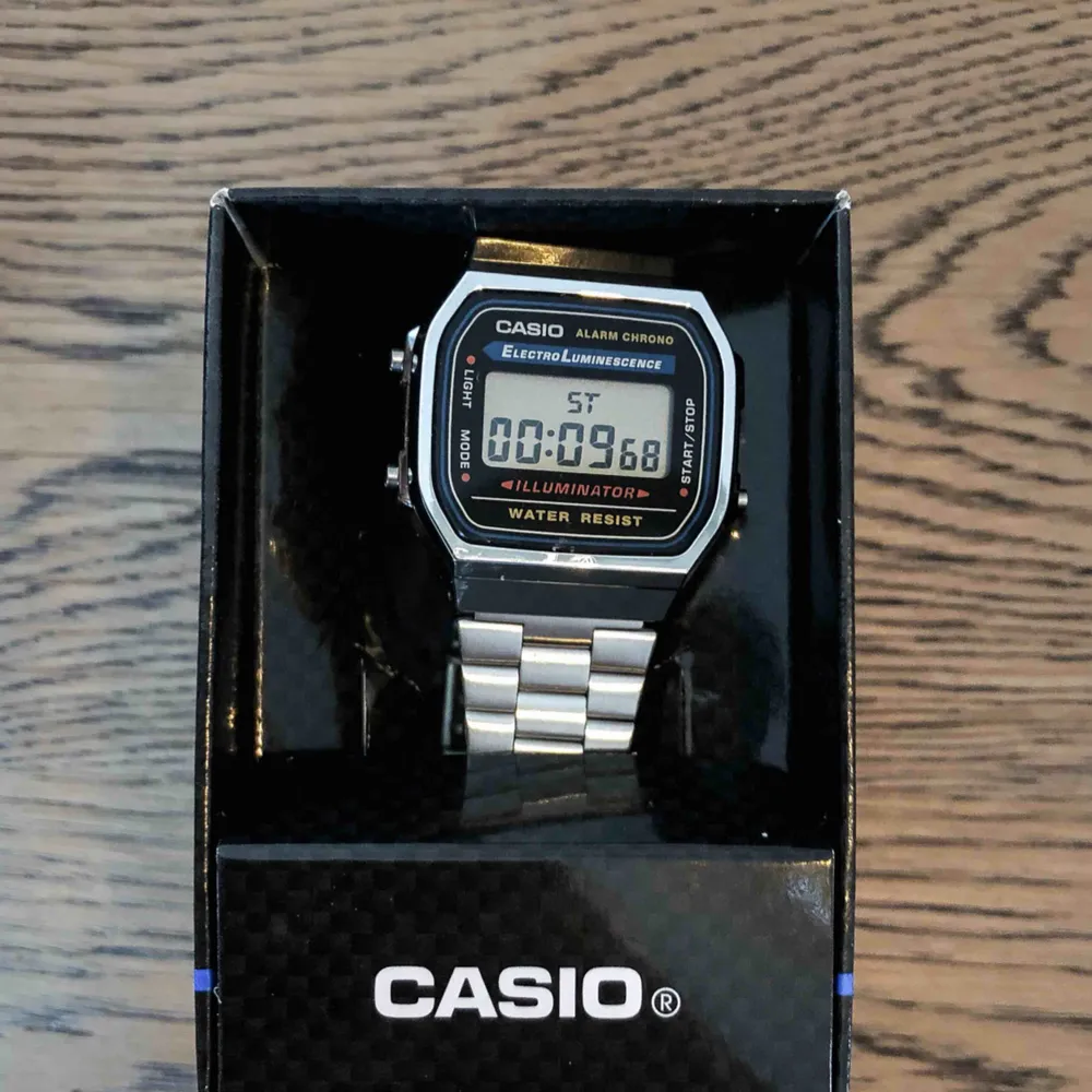 Söker en ny ägare till denna oanvända Casio-klocka som aldrig kom till användning innan jag bestämde mig för att bli minimalist. Klockan fungerar prima och har kvar lådan som ni kan se. Trots att man har klocka på mobilen så ser du COOL ut i denna. . Accessoarer.