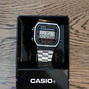 Söker en ny ägare till denna oanvända Casio-klocka som aldrig kom till användning innan jag bestämde mig för att bli minimalist. Klockan fungerar prima och har kvar lådan som ni kan se. Trots att man har klocka på mobilen så ser du COOL ut i denna. 
