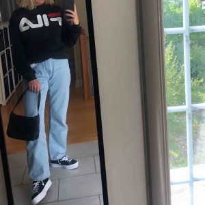  - En svart fila sweater, ett fint basic plagg som man alltid kan behöva i garderoben🖤🎬🌚