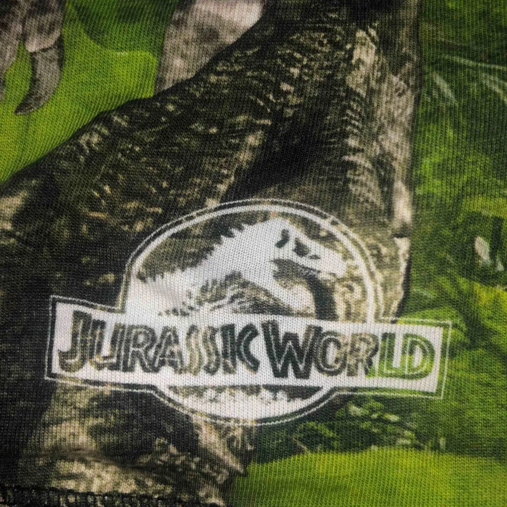 - 100% bomull  - oanvänd (med undantag för bilden)  - Jurassic world tank top  - från H&M samarbete med Jurassic world - svart baksida  - bara 29kr . Toppar.