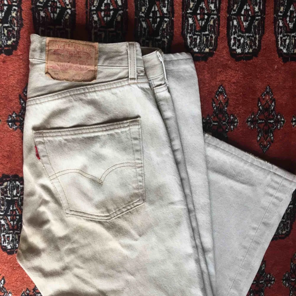 Vintage Levi’s jeans i en creme-vit färg.  Rak i modellen & låg midja.  Använda 1 gång av mig. 🌟 Frakt tillkommer.  . Jeans & Byxor.