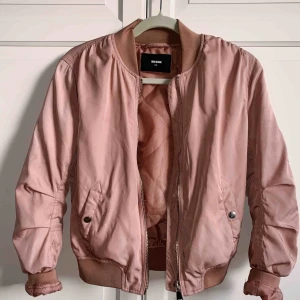  - SNYGGASTE bomberjackan från Bikbok. ”Dusty rose” i färgen med gulddetaljer. Köpt för 600 kr. Mycket sparsamt använd. Oversized. Köparen står för frakt 💛