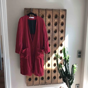  - Linne kappa hallonröd” från Zara stl L  Tvättad en gång. Fint skick! 