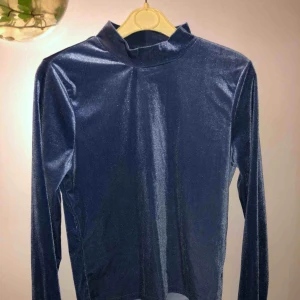  - En långärmad tröja i storlek M, skulle mer säga att den sitter som en S, sammets liknande tyg, köpt från ginatricot