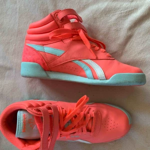  - Reebok-sneakers i fint skick, knappt använda.  Storlek 35.   Hämtas en mil från Umeå (kan tas till centrum).  Eller skickas mot fraktkostnad. 