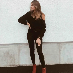  - Ett par klackade skor perfekt färg nu till hösten, i läder tyg. Nypris 400kr. Frakt tillkommer