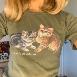  - Säljer världens sötaste lilla top/t-shirt från Urban Outfitters. Använd 1 gång. På tröjan står det ” i want to be adored”. Köparen står för frakt. 