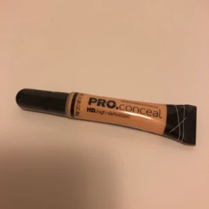 Concealer  - Oanvänd concealer i färgen porcelain. Nypris 79kr MITT pris 35kr. Frakt ingår inte.