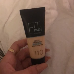 Fit me foundation - Helt oöppnad fit me foundation i färgen 110. Ej använd eftersom jag köpte fel. Frakt tillkommer💙🖤