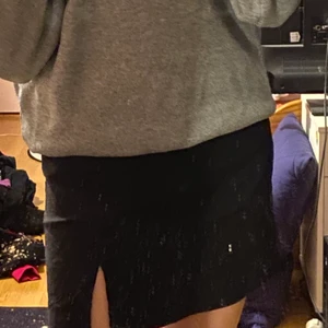Svart minikjol - Svart minikjol med en liten slit, det står ingen storlek men skulle nog gissa på att det är S eftersom den passar mig💕