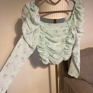 Super söt topp med mönster! Med prislappen kvar - Fin tröja från H&M - divided. Med prislappen kvar. Säljer då den  tyvärr för liten för mig :( Kan mötas upp i Stockholm eller skicka(köparen står för frakten, 22kr.)