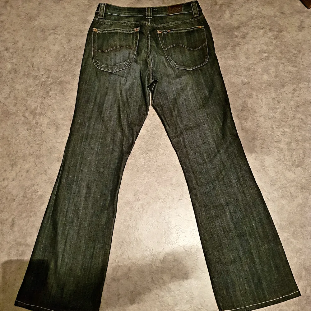 Snygga låga jeans från Leei stl.29/31 enligt bilderna och i fint skick. Mjuka och med stretch. Mörkblå.  #90-tal #2000-tal #Lee #grunge. Jeans & Byxor.