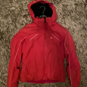 Lasse Kjus - Säljer detta skidställd från Lasse Kjus, köpta för ca 5300kr! Storlek xs på både jacka och byxa