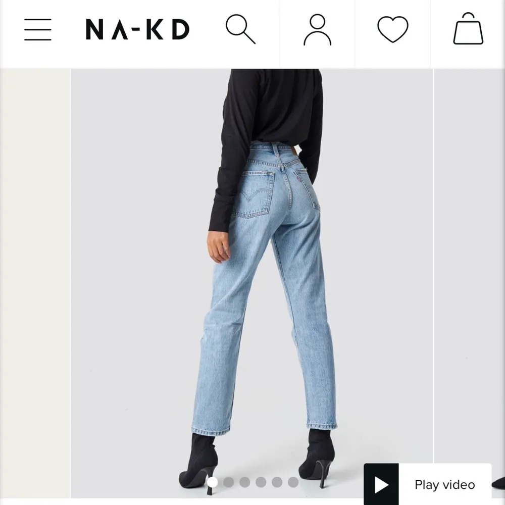 Säljer ett par såå fina Levi’s jeans i 10/10 skick. Dem är använda högst 3 gånger då jag råkat köpa in fel storlek och inte haft möjlighet att byta. (Den mörkblåa färgen). Köpta för 1200kr i butik, skriv för mer info/bilder osv. . Jeans & Byxor.
