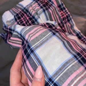 Mjukisbyxor - Super sköna slutsålda mjukisbyxor i storlek S! Aldrig använda då jag har ett par nästan lika dana! Kontakta mig för frågor. Frakt: 63kr