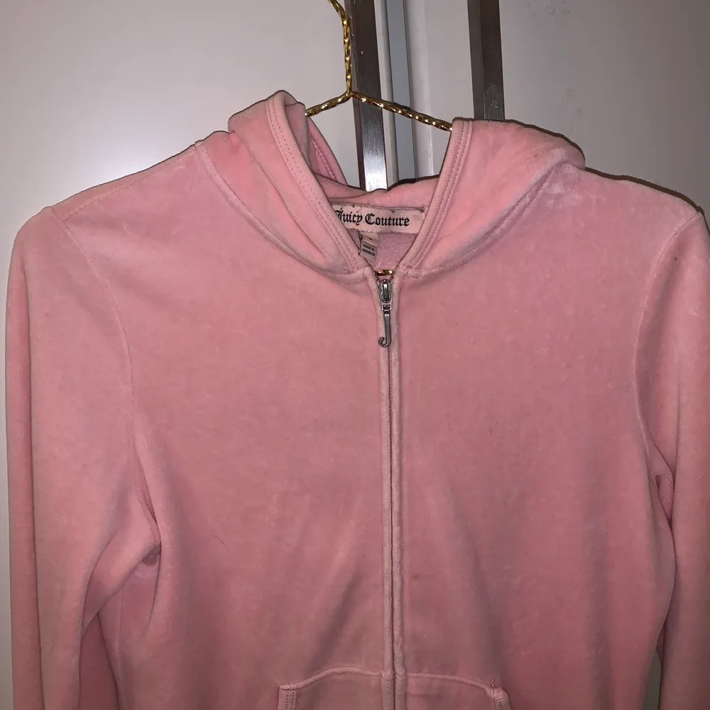 Hej! Jag säljer nu min rosa Juicy couture hoodie/kofta med ett väldigt fint tryck på baksidan!💕 Nypriset var ungefär 1000 kr men jag säljer den nu för 195 kr.. Tröjor & Koftor.