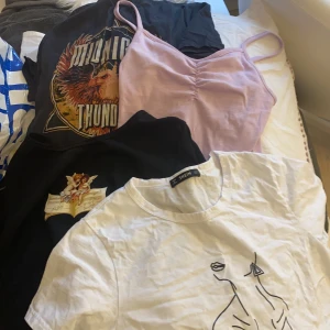 Blandade toppar! - Säljer dessa för 35 kr styck, från Gina, Shein och H&M. Fint skick allihopa, snappt använda! Säljer alla för 100 kr