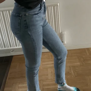 Straight jeans från Zara!  - Säljer mina två jeans från Zara! Ena paret är ljusblåa och de andra är gråa. De är i samma modell och passar en 32/34! Köpte de för 450 var men säljer för 200 kr. Köp båda för 300!Endast använda 2-3 ggr