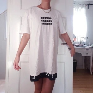 Svart och vit tröja - En svart & vit tröja från herravdelningen på Jack & Jones i storlek XL som köptes för att användas som en oversized tröja då jag har storlek S. Använt 1 gång.