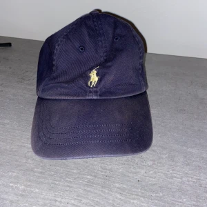 Polo ralph lauren keps blå äkta polo  - Säljer denna polo Ralph lauren keps. Bra skick lite skrynklig men går att fixa. Den är äkta. Nypris 325kr (Bootz) lagt in den på män kategori efter mitt bedömande, funkar såklart för tjejer oxå. 