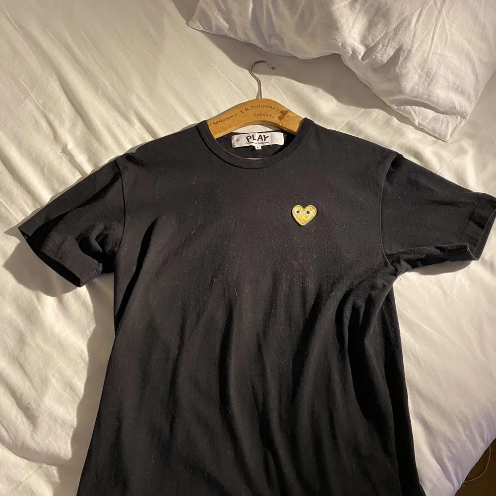 Cdg play t-shirt gold heart. Cond: 9/10 nästan helt oanvänd och tvättad kanske 1 gång, skicka för fler bilder 🤝 köpare står för frakt. T-shirts.