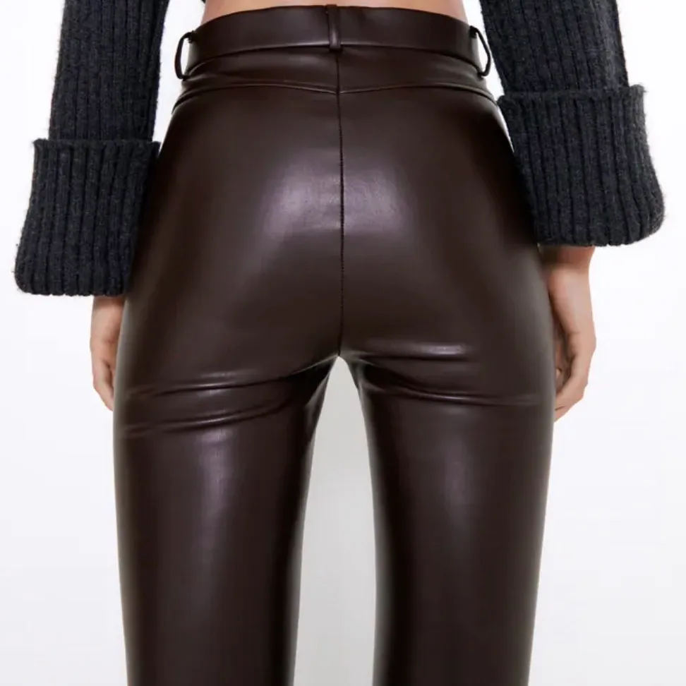 Zara byxor (bruna) som är använda 1 gång! Storlek XS. Har trendiga dragkedjor längst ner i byxan som kan dras upp ca 15cm upp. Dem är lite trånga men strätshiga i midjan. :) Säljer pågrund av att jag nt använder dem. . Jeans & Byxor.