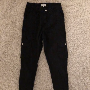 Svarta cargopants - Svarta cargopants med silverdetaljer från Madlady, strl S, kan skickas, frakt ingår ej i priset