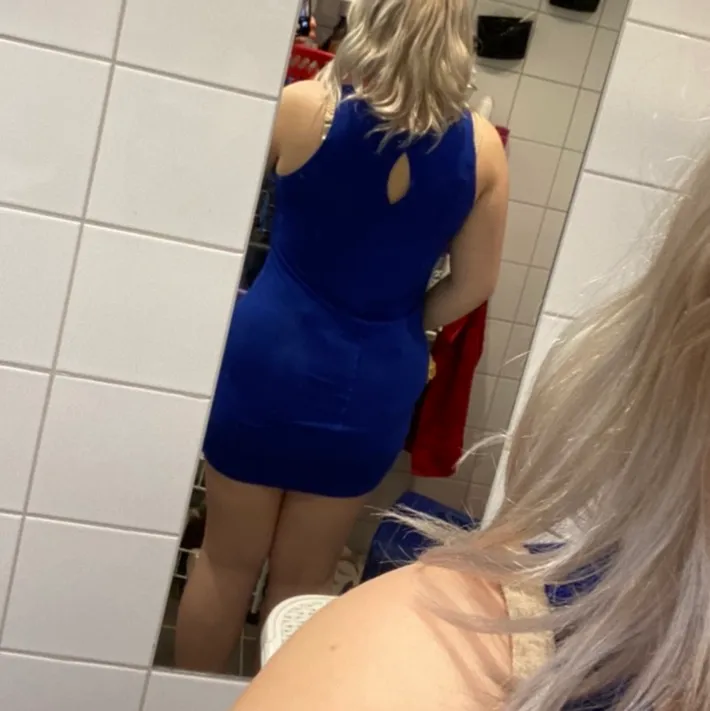 Blå klänning storlek M . Klänningar.