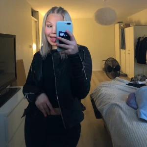 Skinnjacka  - Skinnjacka med silverdetaljer från Chiquelle. Använd fåtal gånger💞✨