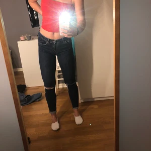 Mörkblå lågmidjade jeans - Lågmidjade jeans från Gina Tricot. Mörkblå i färgen. Säljer därför att jag inte använder dem längre tyvärr. Är i bra skick💕