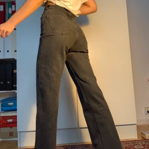 Raka zara jeans - Straight leg jeans från zara använda en gång, prislappen finns kvar!! Raka och höga i midjan, storlek 34 men passar 36 lika gärna. Väldigt väldigt fina men är petig så :)) 