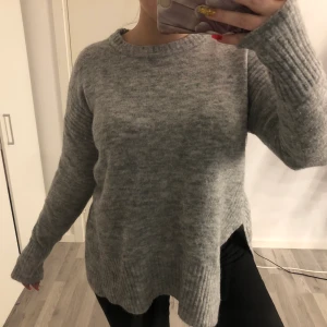 Stickad tröja med slits - Köpt på Nakd. 