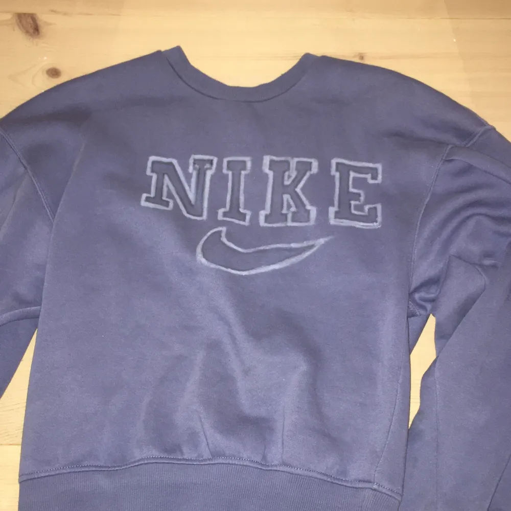 Jätte snygg (fake) Nike sweatshirt, storlek XS😍 Säljer för 100kr + frakt❤️ har du frågor eller vill ha mer bilder skriv till mig❤️Buda i kommentera eller skriv till mig💕. Hoodies.