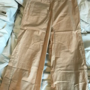 Beiga byxor Monki - Beiga byxor från Monki i storlek xs, oanvända🤎