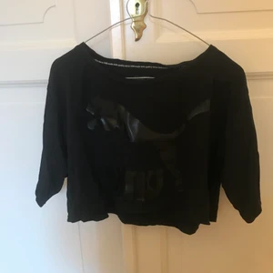 Croptop Puma - Svart croptop från Puma, oanvänd i storlek S🖤