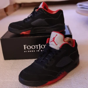 Nike Air Jordan 5 Low Alternate - Fynda från min skorensning! Svarta Air Jordan 5s med röda detaljer. Sparsamt använda cond. (8/10). Tyvärr ingen kartong kvar till dessa skönheter. Fler bilder kan skickas vid intresse! 
