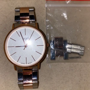 Klocka  - Regal klocka från Ur&Penn rose guld & silver, fick den i present för ungefär 2 år har hunnit använda den 5-6 gånger men den är fortfarande som nyköpt. Köper man den får man med extrabitarna så man kan justera storleken ifall klockan är för liten eller för stor, alltså alla delar kommer med klockan. 