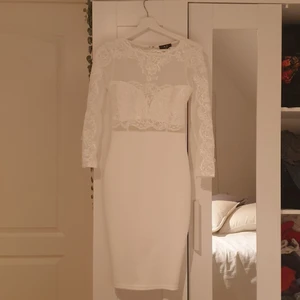 Vit festklänning - En vit festklänning från AX. Har bara använt den en gång vilket var på min student. Storlek: S/XS Frakt: 63 kr