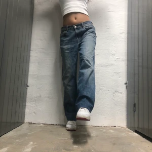7 jeans - Bootcut 7-jeans 33/32 waist: 92cm innerbenslängd: 80cm. Uppsydda så går att göra ännu längre 💥 Personen på bild är 170cm💗