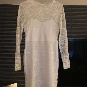 Vit spetsklänning - Vit spetsklänning från Nelly strl 36, använd 1 gång, kan fraktas, frakt ingår ej i priset