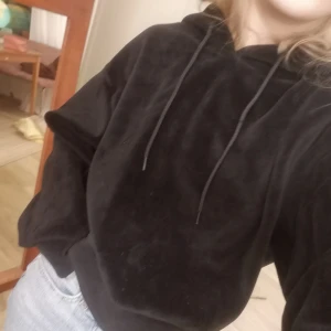 Kroppad hoodie i tjock sammet strl S - Köpt från Weekday för 499 kr. Fin kvalité på tyget (känns rejält) Använd fåtal gånger pga för många hoodies säljer för 175 kr
