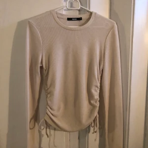 Topp - En fin ljusbeige tröja från Bikbok, använd 1 gång, kan fraktas, frakt ingår ej i priset
