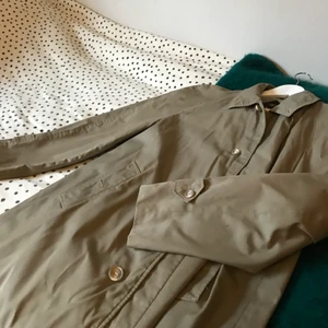 VINTAGE KAPPA - ONESIZE (oversize style) - Varsamt använd vintage kappa från du Frisand. Frakt ingår ej i priset 🌻