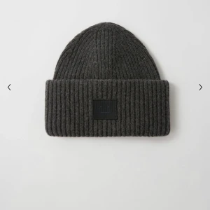 Acne mössa - I princip helt oanvänd acne mössa. Snygg färg och psssar till allt. Köparen står för frakt 