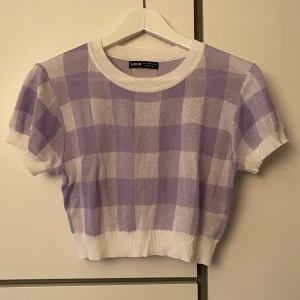 Stickad tshirt  - Söt stickad topp från shein, storlek L men sitter som en lite större s, aldrig använd 