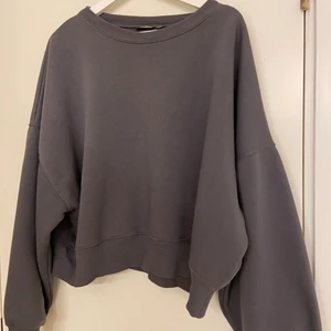Asos - Super fin går sweatshirt från asos, har andvänt 2ggr, men säljer pga den är för kort för min smak men super fin och mjukt material. I ny skick. Köparen står för frakt📦💗