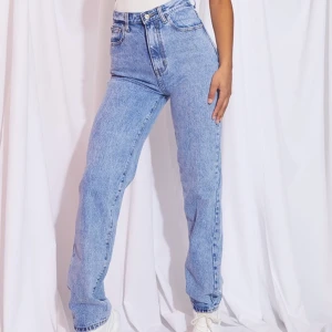High waist straight leg jeans - Hello🥰 Köpte dessa jeans för knappt 1 månad sedan men vill sälja de eftersom de passar inte mig dock har de jätte bra kvalite. De är tajta vid midjan men blir baggy vid benen.                                                                                   Jeansen är i storlek EU36/UK8 (dock inte jätte stretchiga) Ny pris är 300 men budgivning i privat chatt  💕 