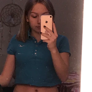 Croppad Hollister polo  - knappt använd, köpt för länge sen. den är skön och tunn perfekt att ha på sommaren. jag är 156 cm och den sitter ganska löst på mig.